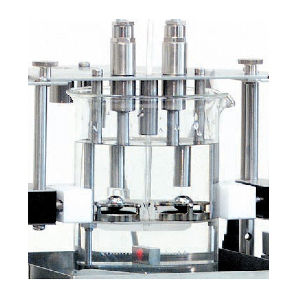 Mẫu thử kim loại sử dụng trong thử nghiệm xăng dầu tại phòng thí nghiệm