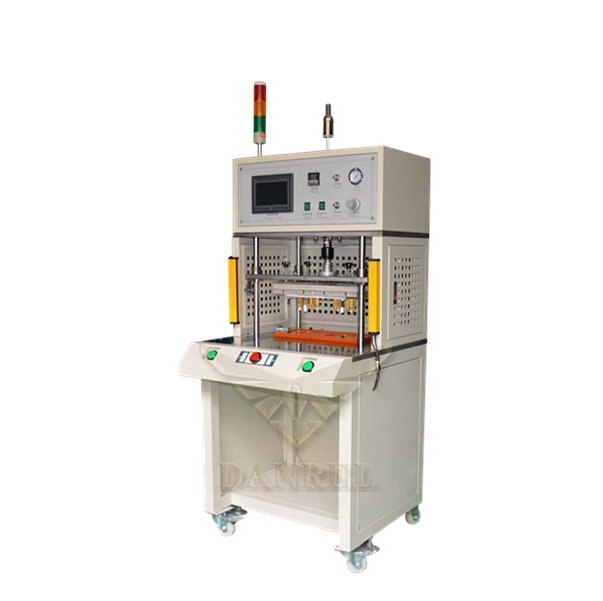 Thiết bị máy hàn nhiệt tự động trong môi trường sản xuất công nghiệp